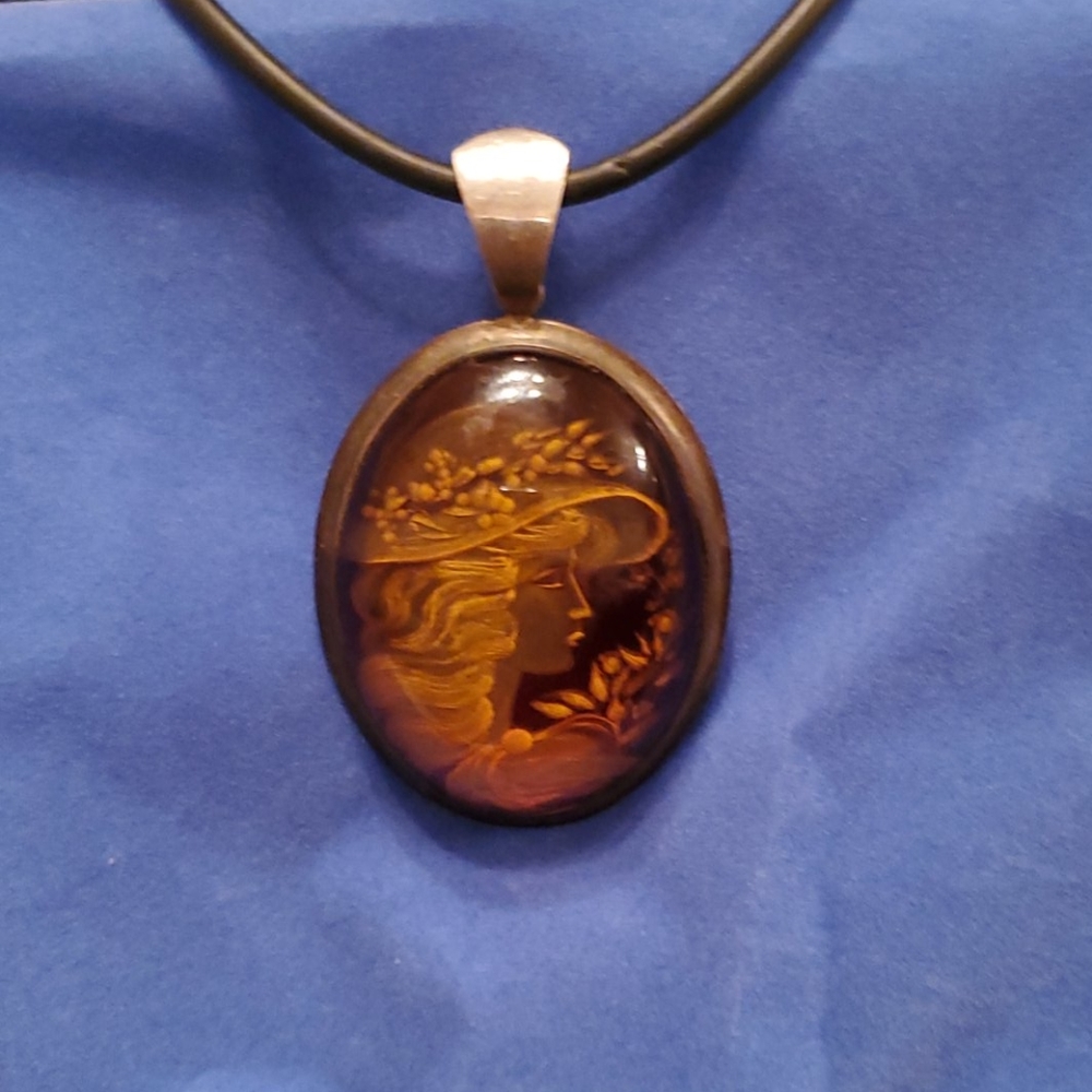 VINTAGE S.S BALTIC AMBER CAMEO NECKLACE - Picture 1 of 6